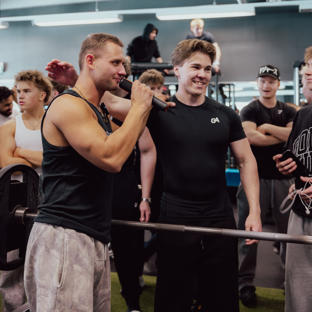 Olle juontaa pop up -tapatumassa tyttöjen penkkipunnerruskisaa. Otso Kaukonen penkinvarmistajana. Kuva: Janne Aspegren