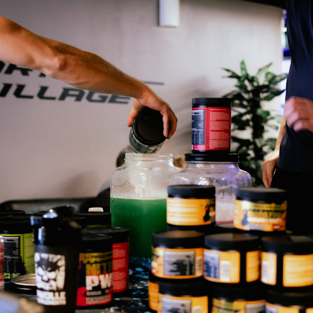Pwolle urheilujuomaa valmistetaan sekoittamalla jauhetta veteen. Pop up -tapahtumassa maistatetaan preworkout-juomia ja kreatiinijuomia.