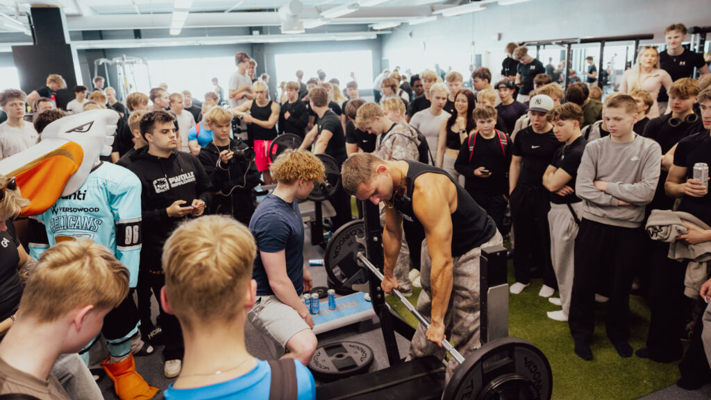 Leuanvetokisaa, penkkikisaa omalla kehonpainolla sekä ykkösmaksimeja... Myös Lahden Pelicansin maskotti Pekko osallistui kilpailuun. Palkintona pop upissa oli Pwollen Lahti-pulvereita sekä Gotta Athletics -housuja. Kuva: Janne Aspegren