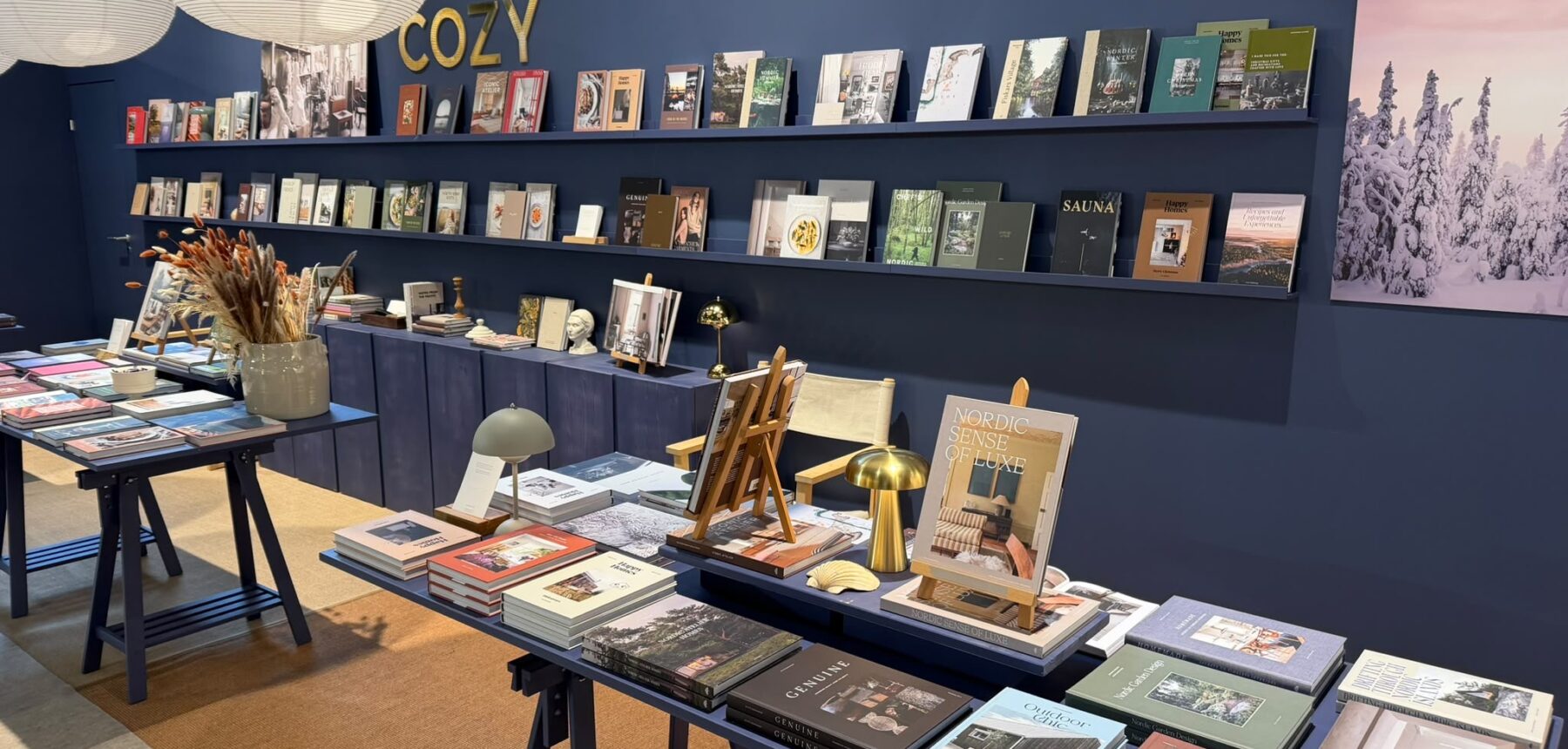 Cozy Publishing osallistui tänä syksynä viidettä kertaa Pariisin Maison&Objet-messuille. Osastolla kirjat ovat aina visuaalisesti ja houkuttelevasti esillä. Kuva: Miina Lähteenmäki