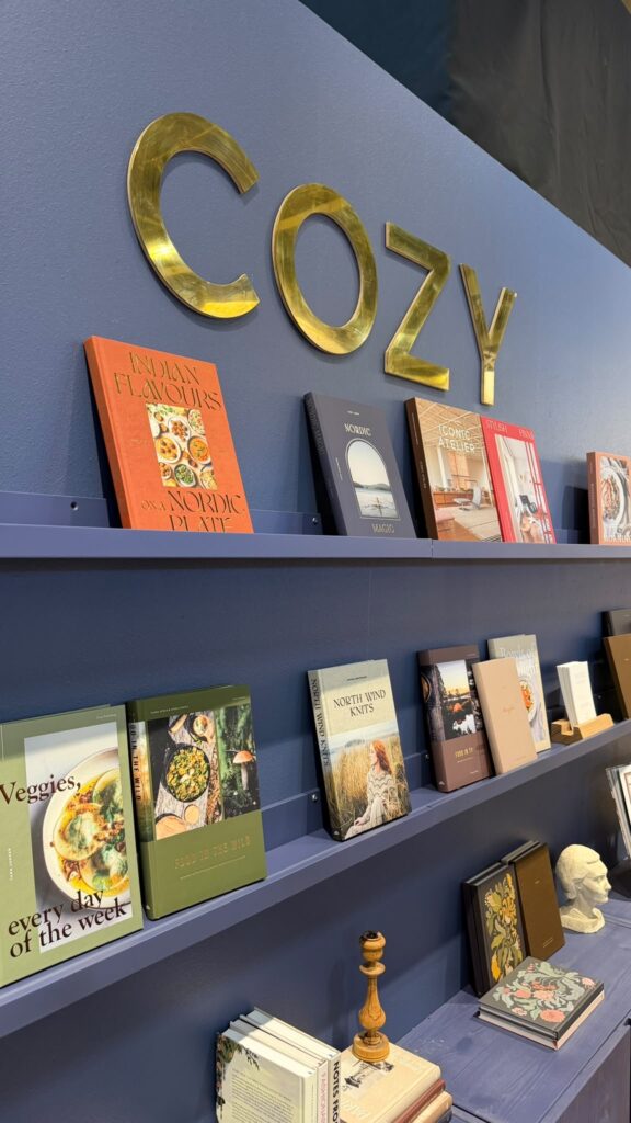 Cozy Publishing osallistui tänä syksynä viidettä kertaa Pariisin Maison&Object-messuille. Osastolla kirjat ovat aina visuaalisesti ja houkuttelevasti esillä. Kuva: Miina Lähteenmäki