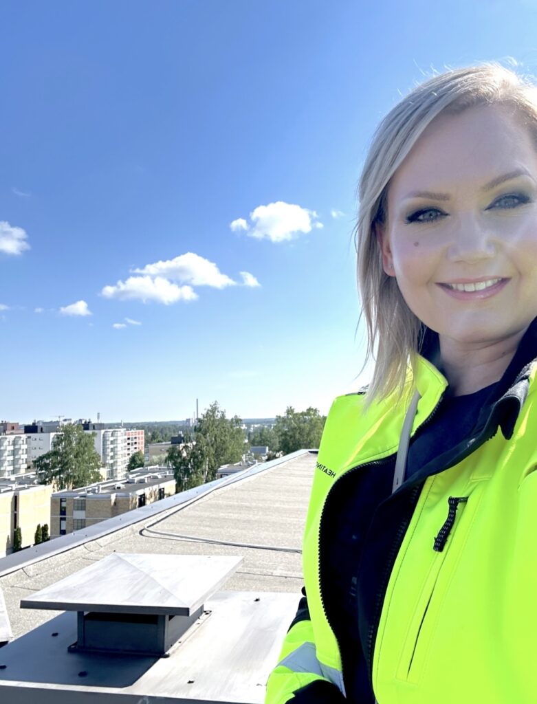 Sanna Olshin espoolaisen kerrostalöyhtiön katolla.