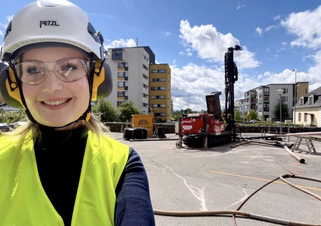 Sanna Olshin maalämmön poraustyömaalla Järvenpäässä.