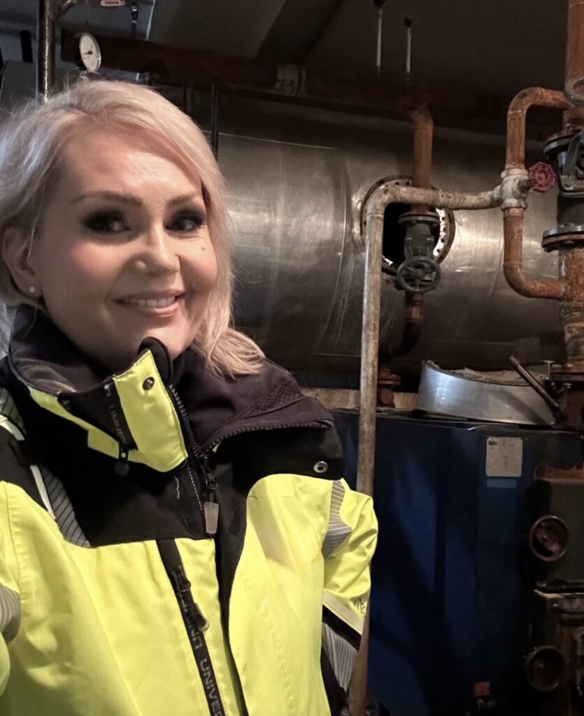 Sanna Olshin ja öljysäiliö