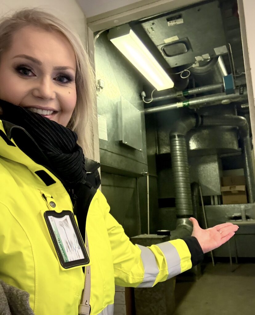 Sanna Olshin Valkean Talon IV-konehuoneen ovella.
